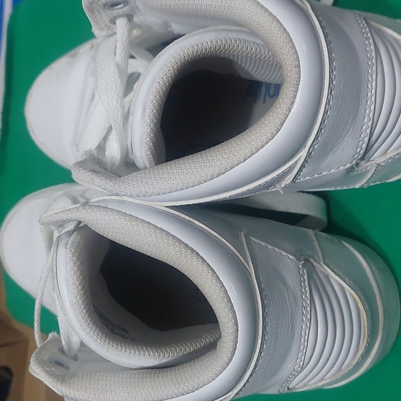 SNEAKER - Picture 2 of 4